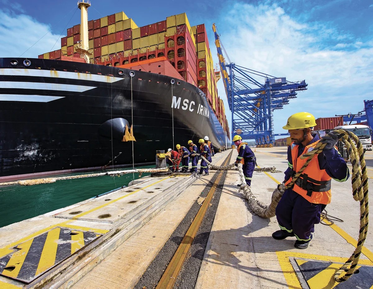 APSEZ dockside team mooring a container vessel